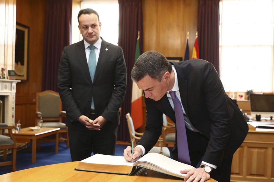 El presidente del Gobierno español, Pedro Sánchez, firma en el libro de autoridades mientras se reúne con el primer ministro irlandés, Leo Varadkar (i), hoy Dublín. 