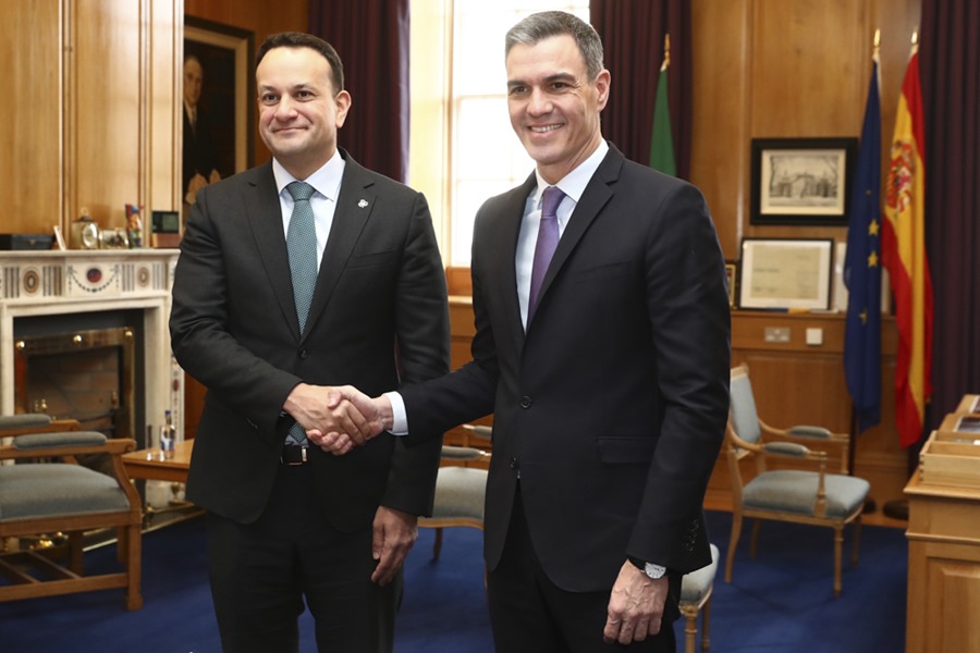 El presidente del Gobierno español, Pedro Sánchez, se reúne con el primer ministro irlandés, Leo Varadkar (i), hoy en Dublín. 