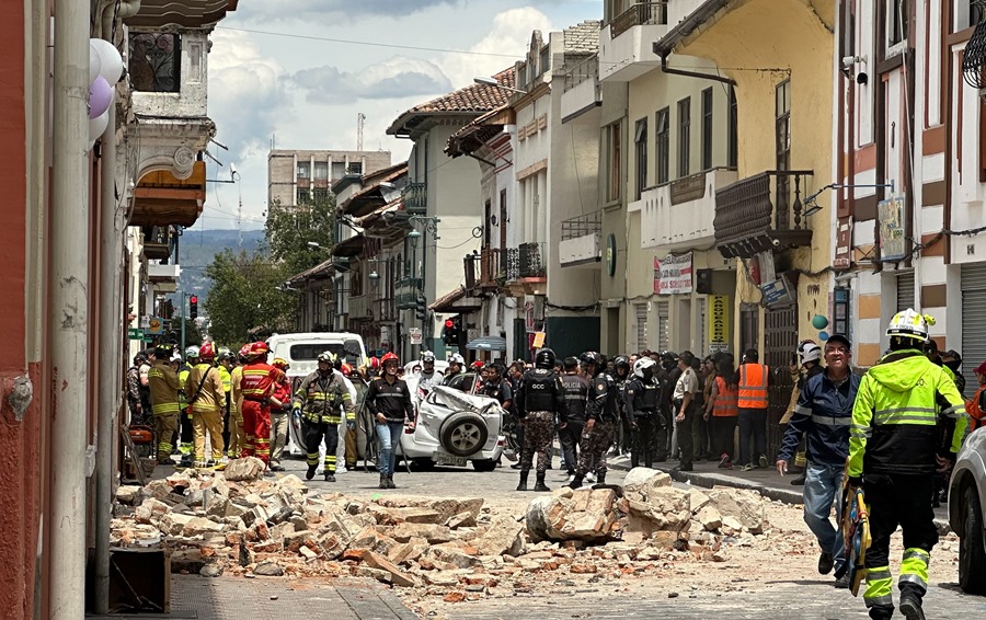 Operarios en la zona donde se registró el sismo en Ecuador.