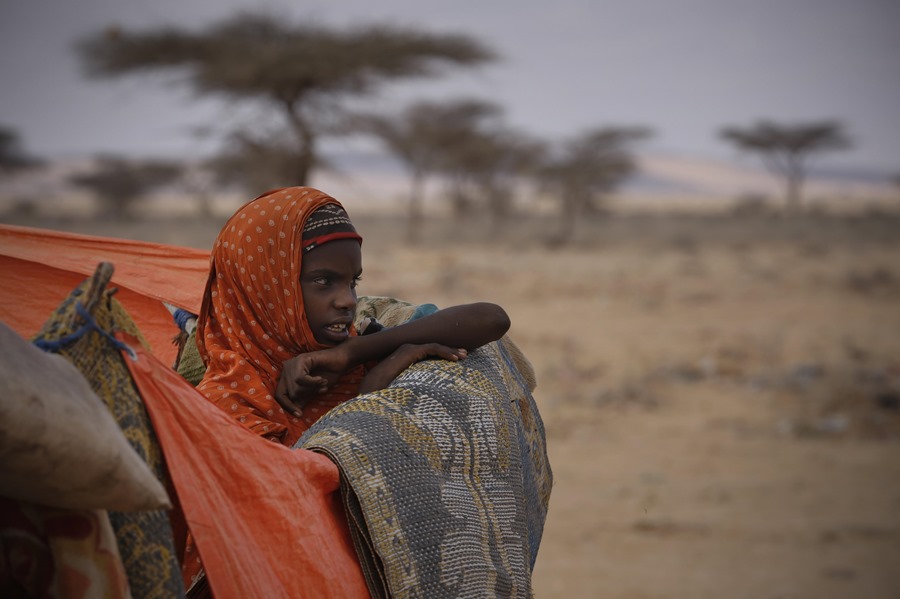Una niña observa el exterior desde la tienda de su familia en un campamento para desplazados internos a las afueras de Qardho, en Somalía. La sequía causó 43.000 muertos