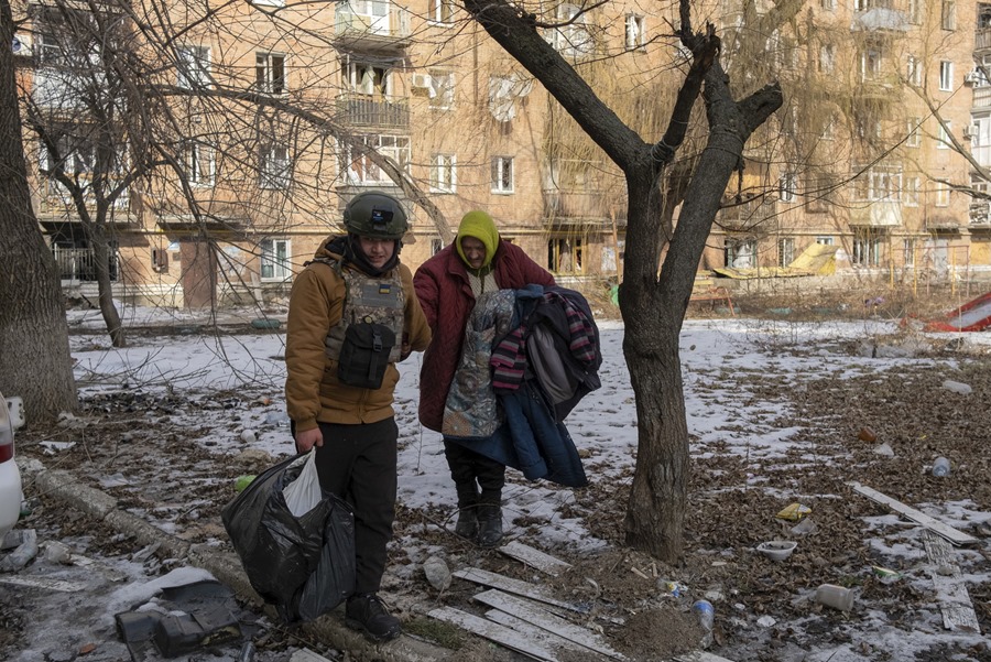 Una anciana era evacuada de la localidad ucrania de Bajmut ante el asedio de las tropas rusas, el pasado febrero.