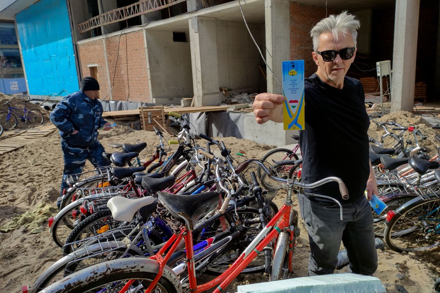 Una ONG danesa recoge en toda Europa bicicletas usadas para enviarlas a los territorios liberados o más castigados por los bombardeos rusos en Ucrania.