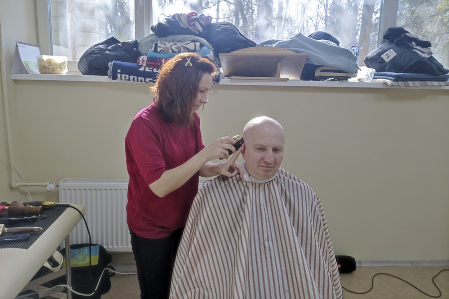 Una peluquera afeita a un militar en el Centro para la Salud Mental y la Rehabilitación de Veteranos"Lisova Poliana", a las afueras de Kiev. 
