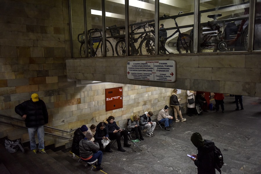 Decenas de personas se han refugiado en el metro de Kiev durante una alarma antiaérea este jueves. 