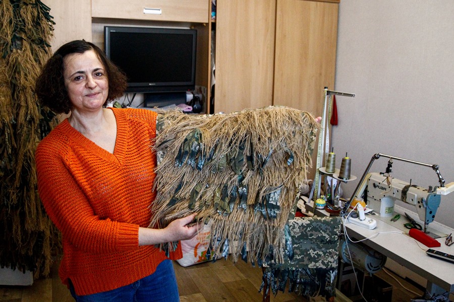 La modista Valentina Todosienko muestra parte de su trabajo para los trajes de camuflaje de los francotiradores del ejército ucraniano en Kiev, Ucrania. 