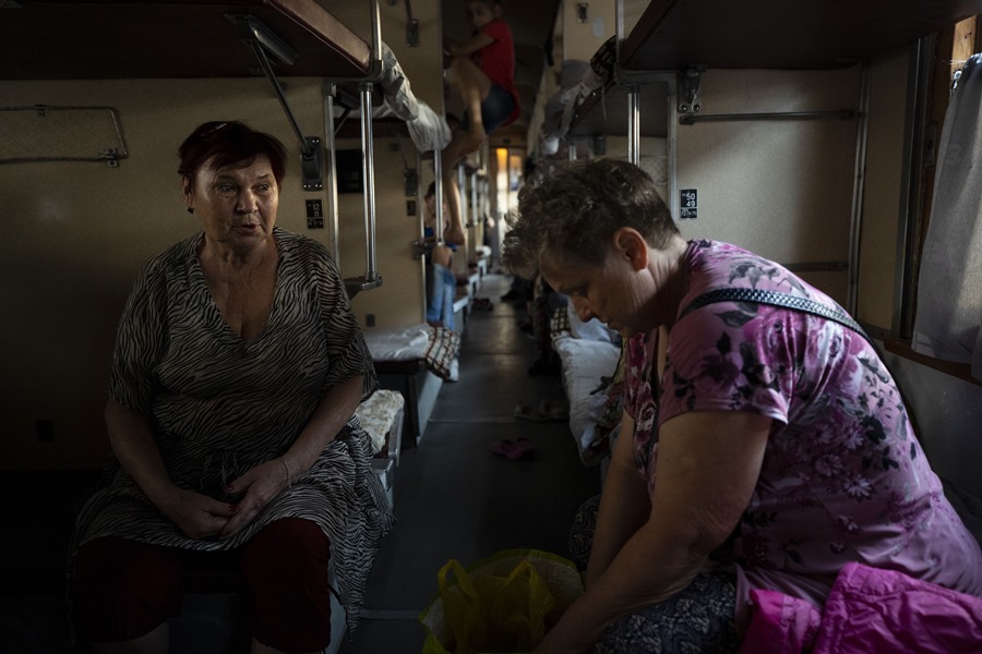 Unas mujeres ucranianas viajan en el tren en el que ha sido evacuadas del Donbás, en un viaje de muchas horas, que cruza gran parte de Ucrania.