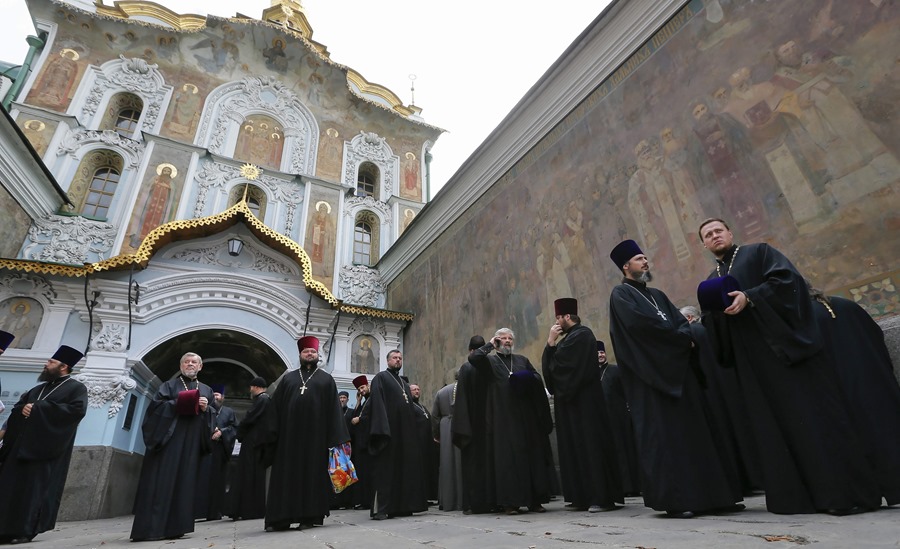 Monjes ortodoxos del Patriarcado de Moscú en la entrada del Monasterio de las Cuevas de Kiev, en agosto de 2014.