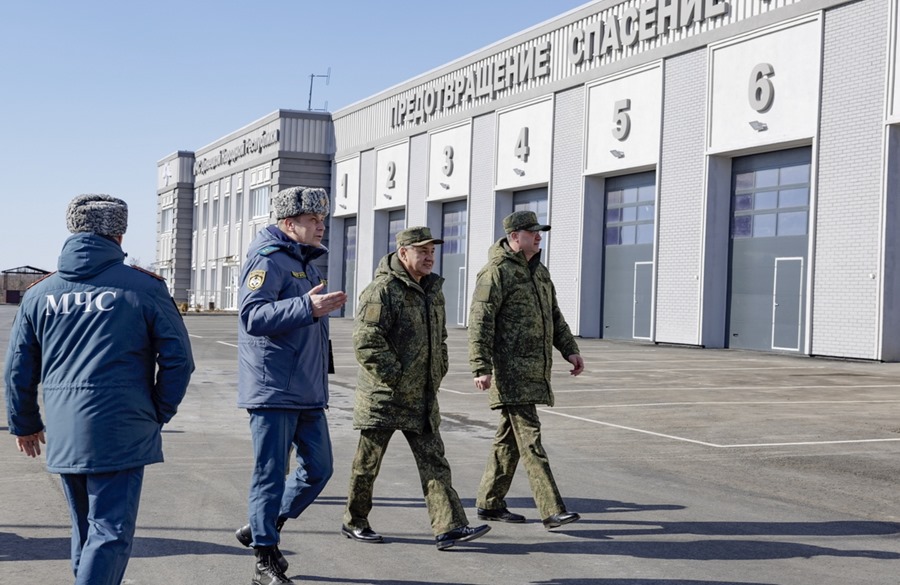 Imagen facilitada por el Ministerio de Defensa de Rusia que muestra al ministro, Sergei Shoigu (2-d), durante una vista el lunes a Mariupol, al este de Ucrania. 