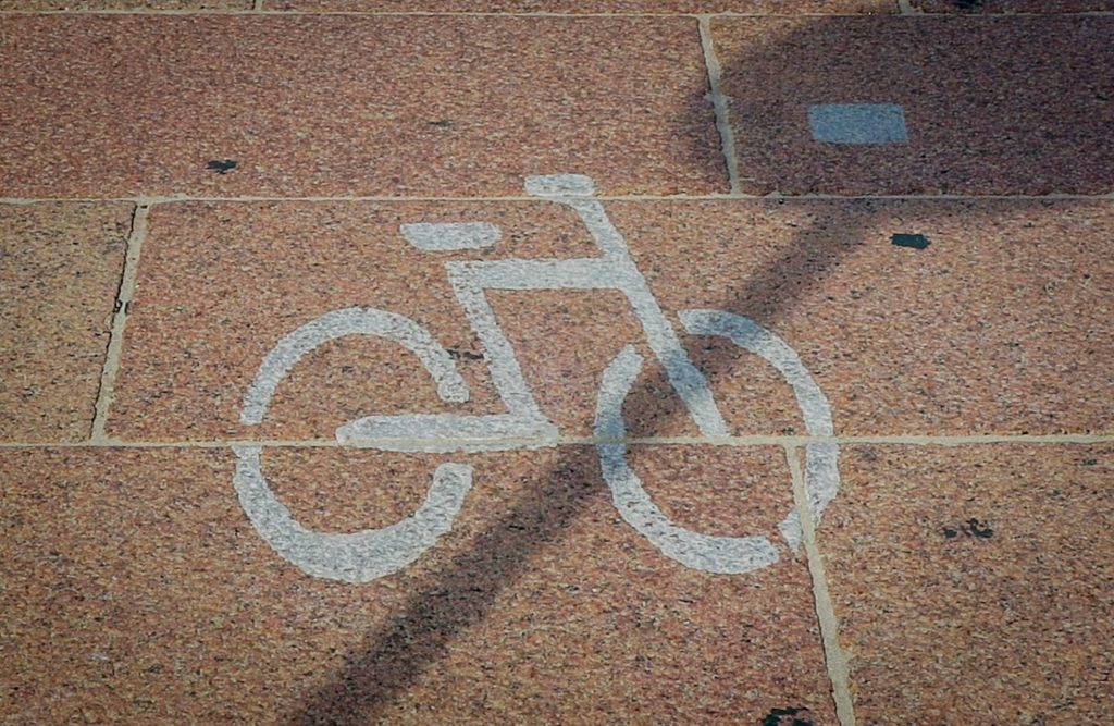 Detalle de una señal de una vía para uso de los ciclistas en Montevideo (Uruguay). EFE/Daniela Calone 
