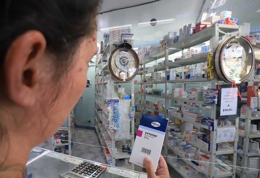 Una mujer muestra una caja de píldoras abortivas en una farmacia. Wyoming prohíbe su uso