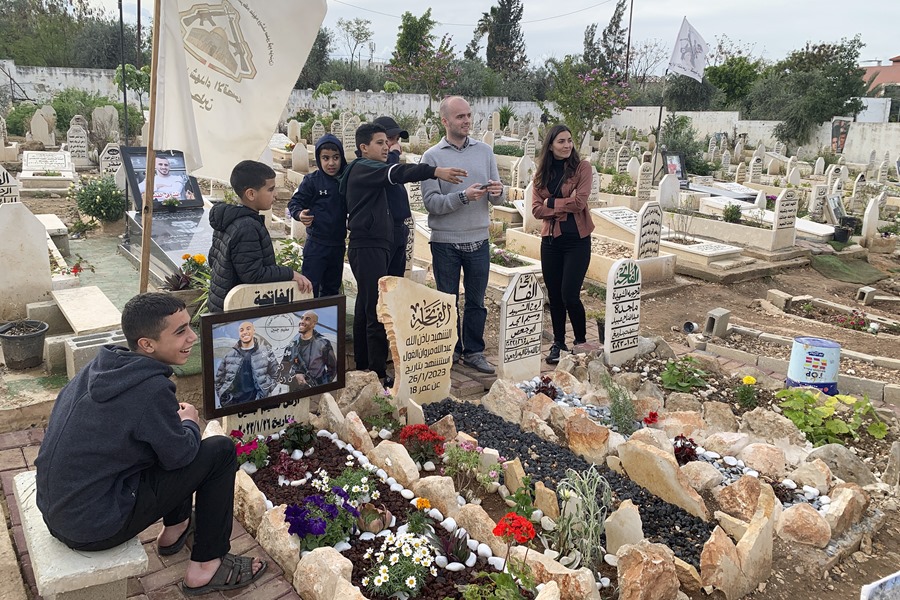 Varios familiares muestran su respeto a los muertos en el cementerio del campo de refugiados de Yenín.