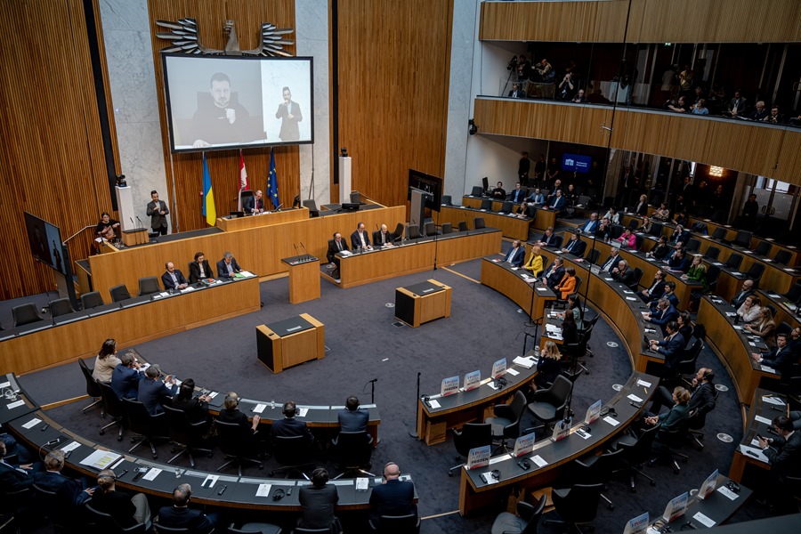Los parlamentarios austriacos escuchan el discurso en video del presidente de Ucrania, Volodymyr Zelensky, durante una sesión del Consejo Nacional de Austria, este jueves 30 de marzo.