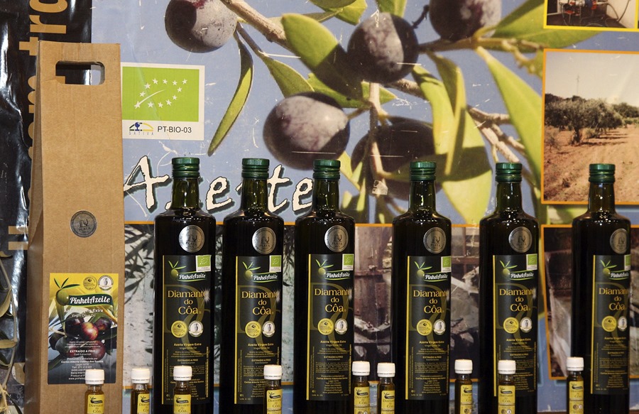 Botellas de aceite de oliva en una feria.
