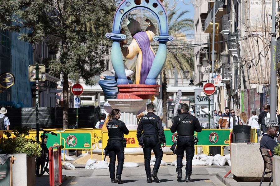Agentes de la Policía Nacional patrullan por Valencia durante las fallas 2023, donde un fallero ha sido hospitalizado tras sufrir una agresión homófoba.