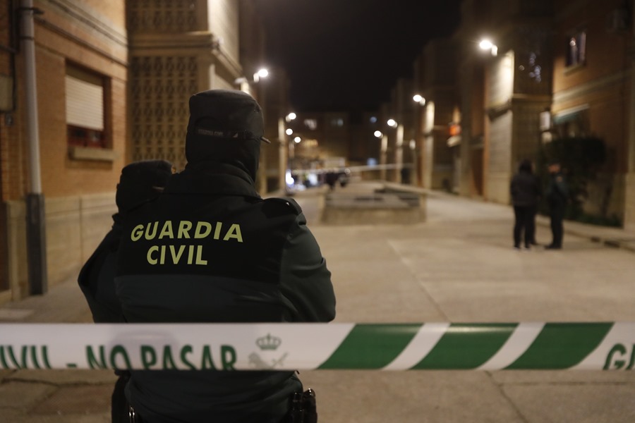 La Guardia Civil investiga en el lugar de los hechos, donde una mujer ha sido asesinada en Zaragoza.
