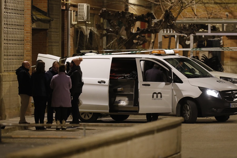 La Guardia Civil investiga en el lugar de los hechos, donde una mujer ha sido asesinada en Zaragoza.