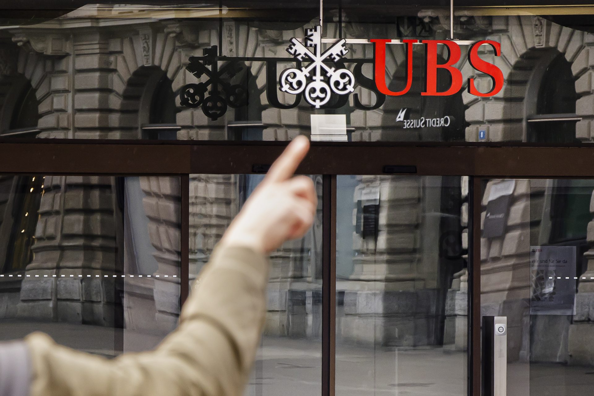 Los logos de UBS y Credit Suisse en dos edificios de Zúrich.