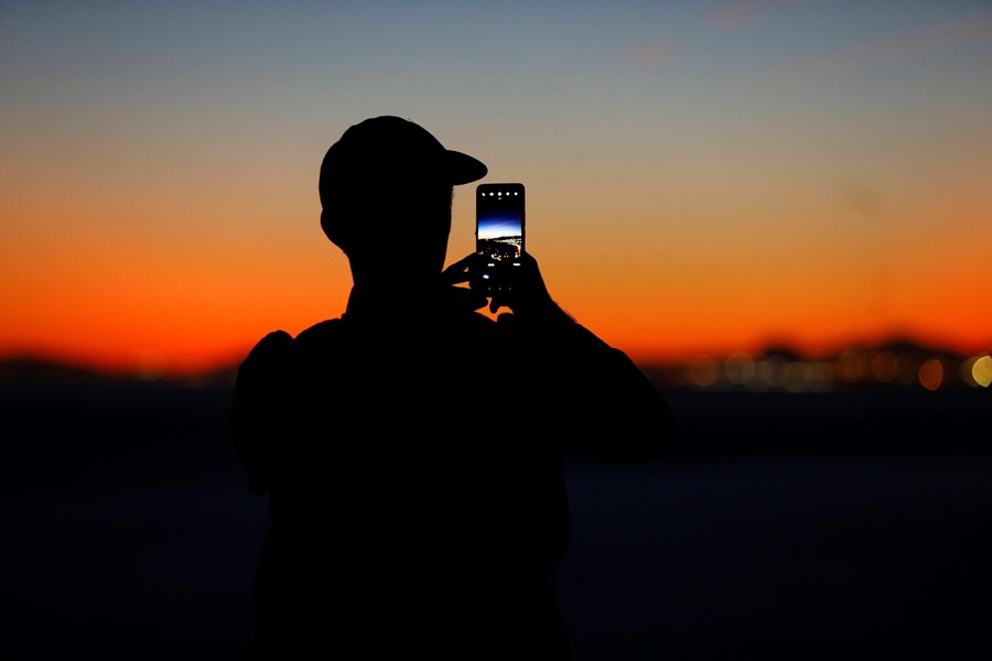 Un joven hace una foto con su teléfono móvil. BeReal, la red social de moda