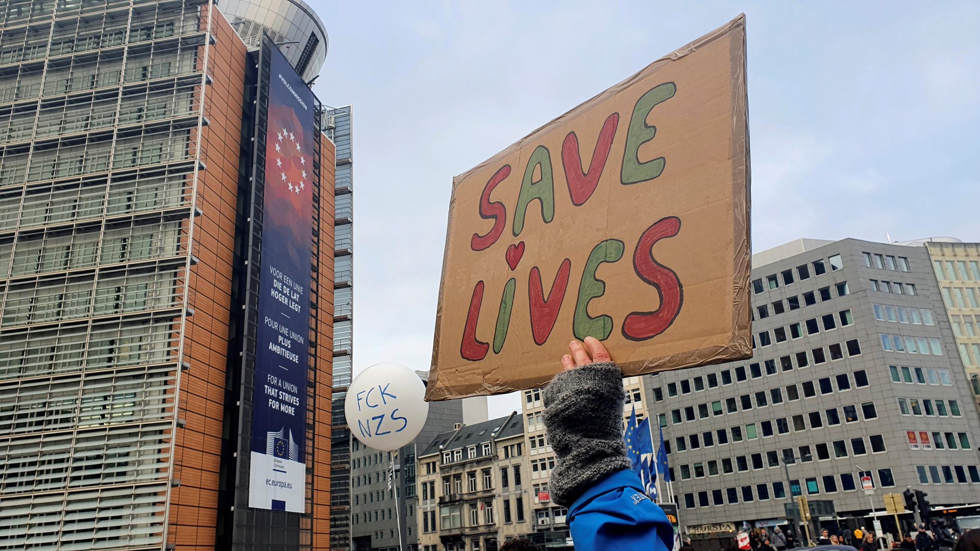 n manifestante sostiene un cartel de la manifestación este martes en Bruselas (Bélgica), en el que puede leerse "Salvad vidas".