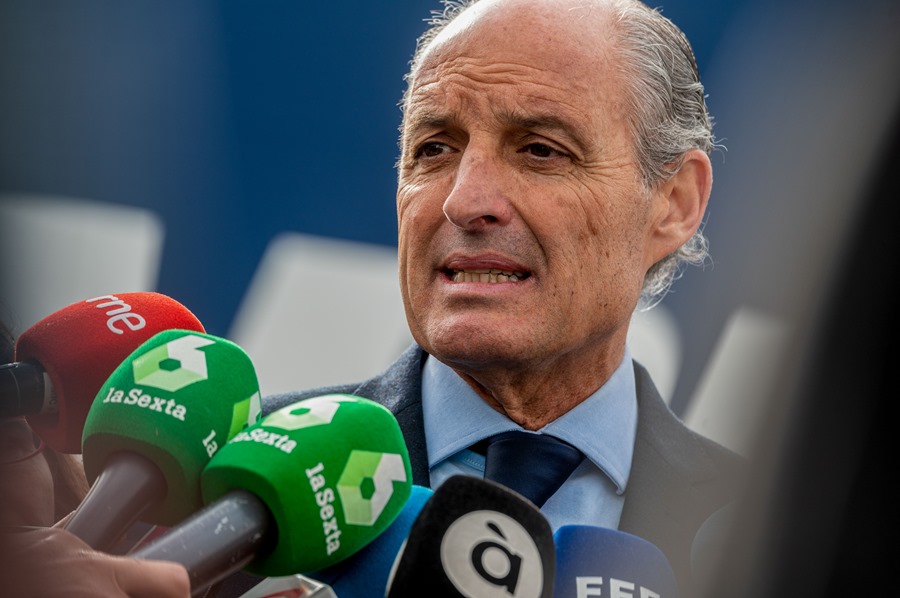 El expresidente de la Generalitat valenciana Francisco Camps hace declaraciones a los medios a su llegada al juicio que se sigue en la Audiencia Nacional, por la trama Gürtel. 