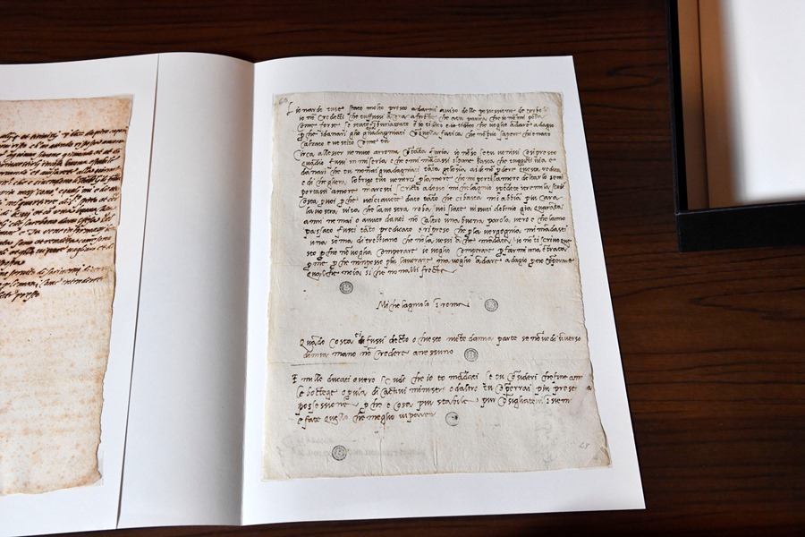 Presentación a la prensa de las cartas escritas por Miguel Ángel en Florencia.