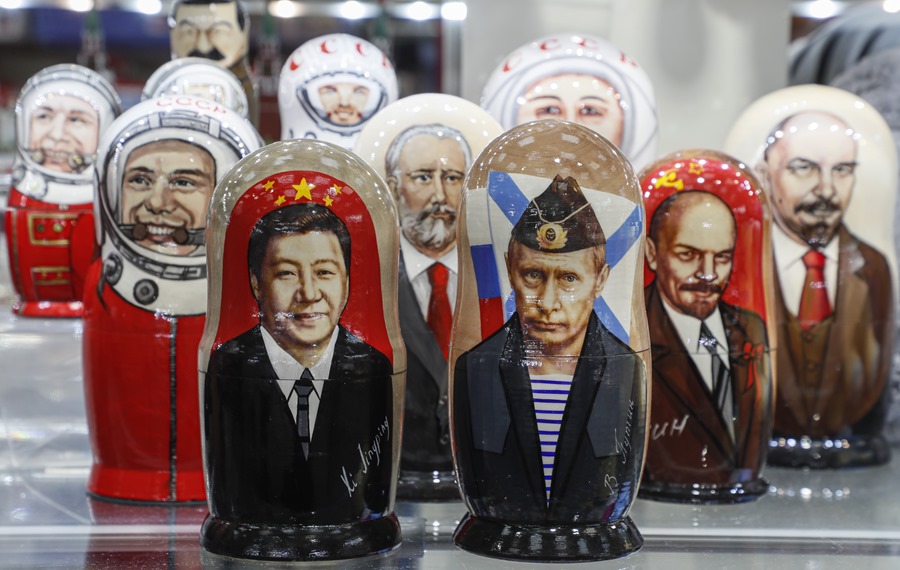 Matrioskas rusas con las imágenes del presidente de China, Xi Jinping y el de Rusia, Vladimir Putin, en una tienda de Moscú. 