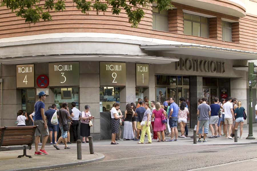 Un grupo de personas hacen cola en Madrid en las distintas taquillas del cine Proyecciones de Cinesa, que ha lanzado un plan de suscripción cinematográfico en España.