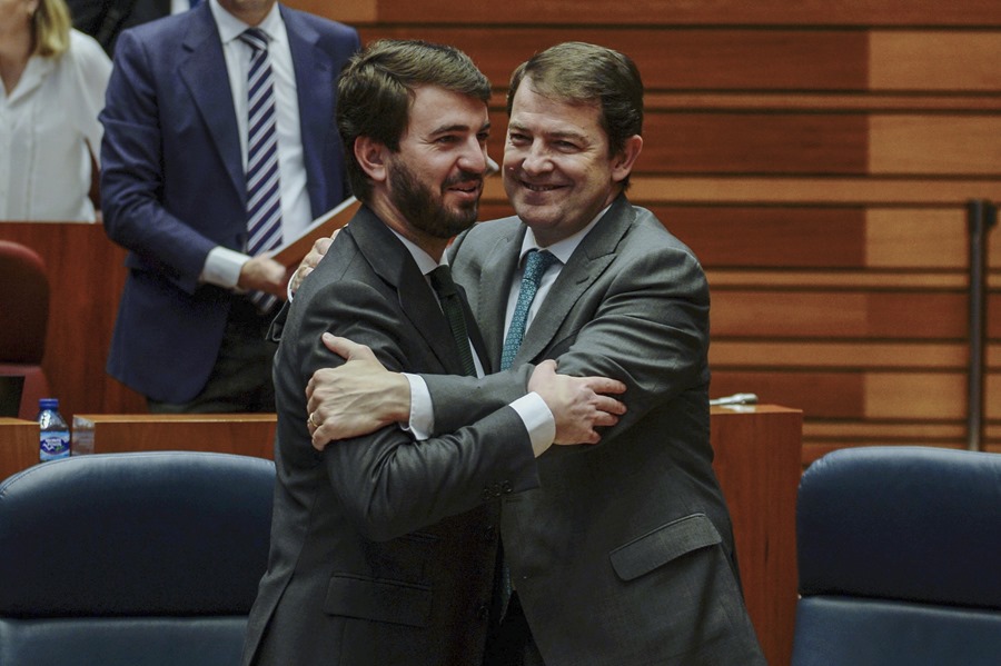 El presidente de la Junta de Castilla y León, Alfonso Fernández Mañueco (d), y el vicepresidente, Juan García Gallardo, en una imagen de archivo. Un año del pacto PP-Vox