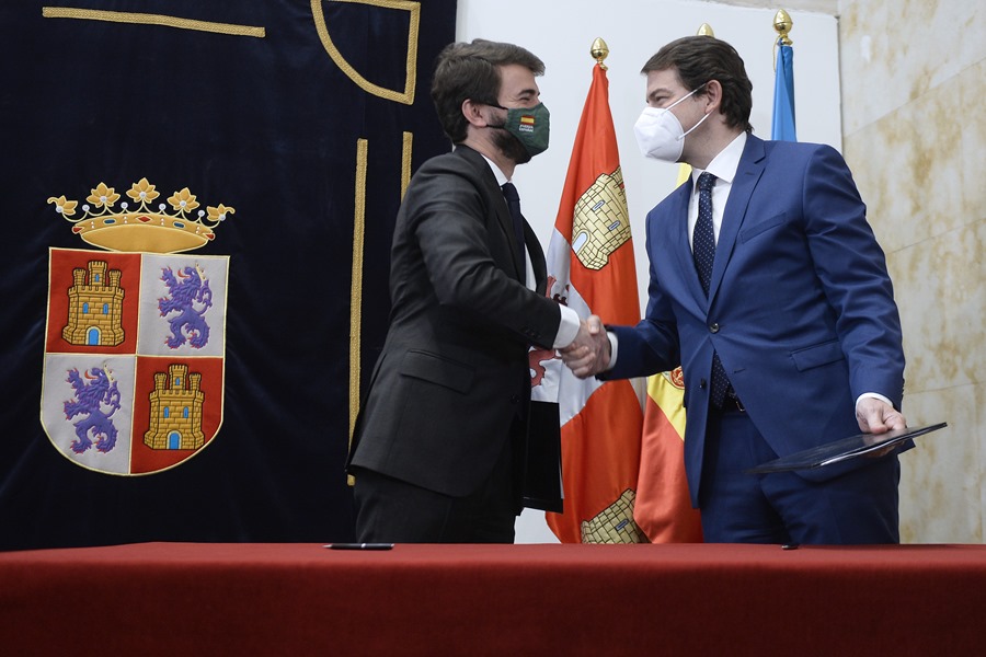 El presidente de la Junta de Castilla y León, Alfonso Fernández Mañueco (d), y el ahora vicepresidente, Juan García-Gallardo, tras sellar el gobierno de coalición entre PP y Vox.