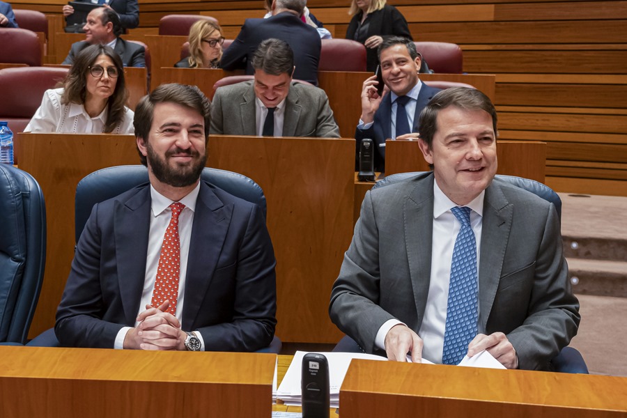 El presidente de la Junta, Alfonso Fernández Mañueco y el vicepresidente, Juan García-Gallardo, durante un pleno de las Cortes de Casstilla y León. Un año de coalición PP-Vox