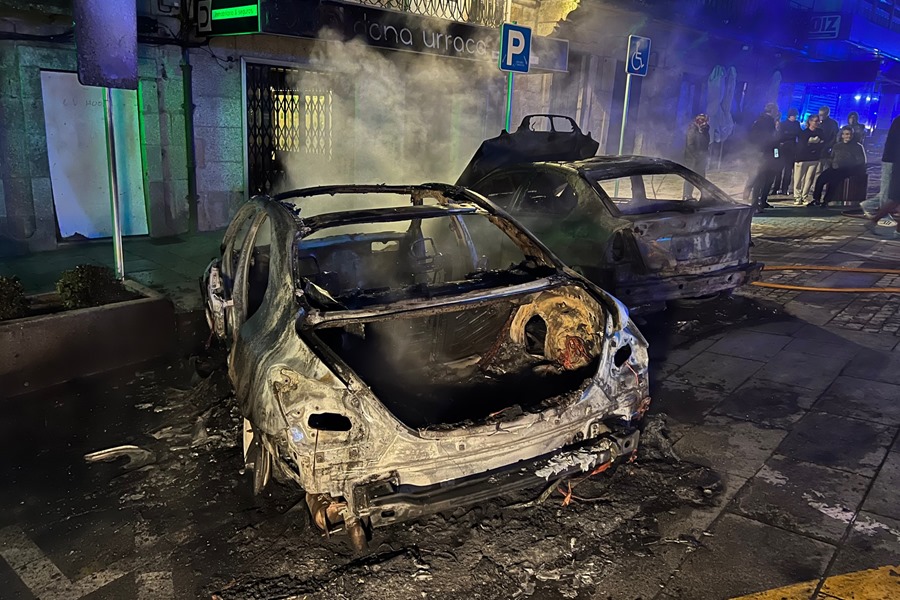 La Policía investiga la quema de casi una treintena de turismos esta madrugada en Tui (Pontevedra) como consecuencia de actos vandálicos. 