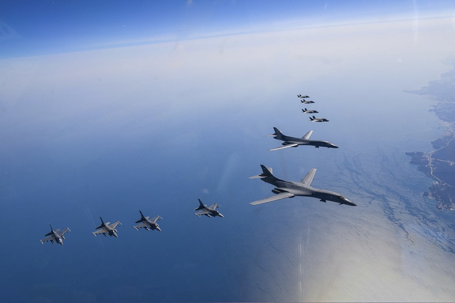 Las Fuerzas Aéreas de Seúl y Washington realizaron ayer maniobras con un bombardero estratégico B-1 estadounidense y cazas de ambos países. Corea del Norte replica