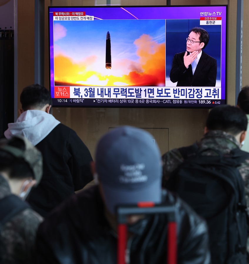 Coreanos observan el lanzamiento de un misil