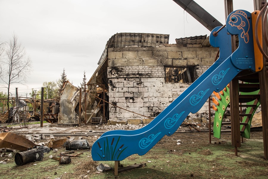 Vista de juegos infantiles destruidos en un restaurante en la entrada de Kiev (Ucrania). La CPI emite una orden contra Putin