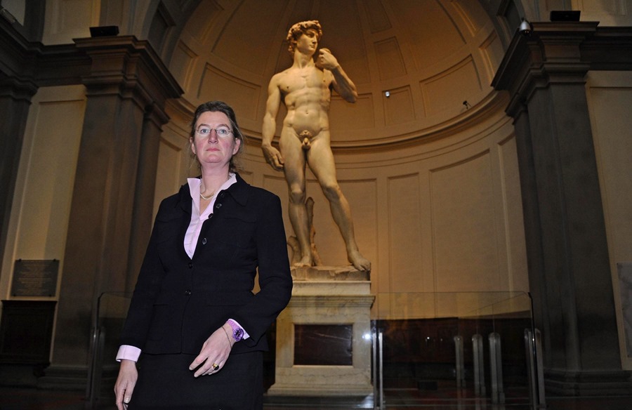 La historiadora alemana Cecilie Hoellberg posa junto al David de Miguel Ángel, que ha sido censurado en EEUU.