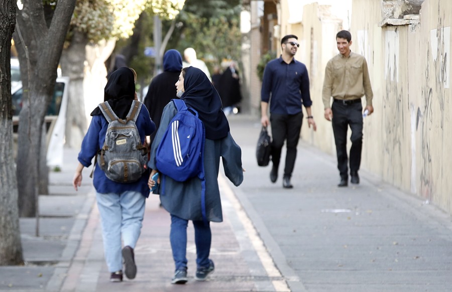Varias estudiantes camino de sus centros educativos en Irán. Tensiones tras envenenamientos