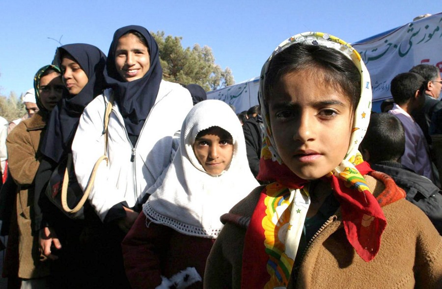 Un grupo de niñas camino de la escuela en Irán, en una imagen de archivo. Tensiones tras envenenamientos