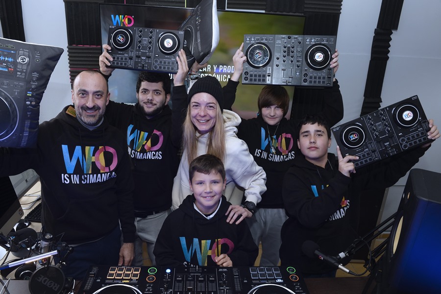 La directora de la primera escuela de música electrónica "Who", María Arias (c), junto a sus alumnos.