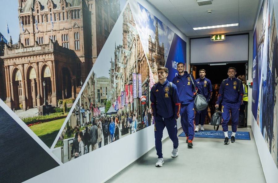 Los jugadores de la selección española de fútbol a su llegada al aeropuerto internacional de Glasgow, donde hoy se enfrentan al equipo de Escocia. 
