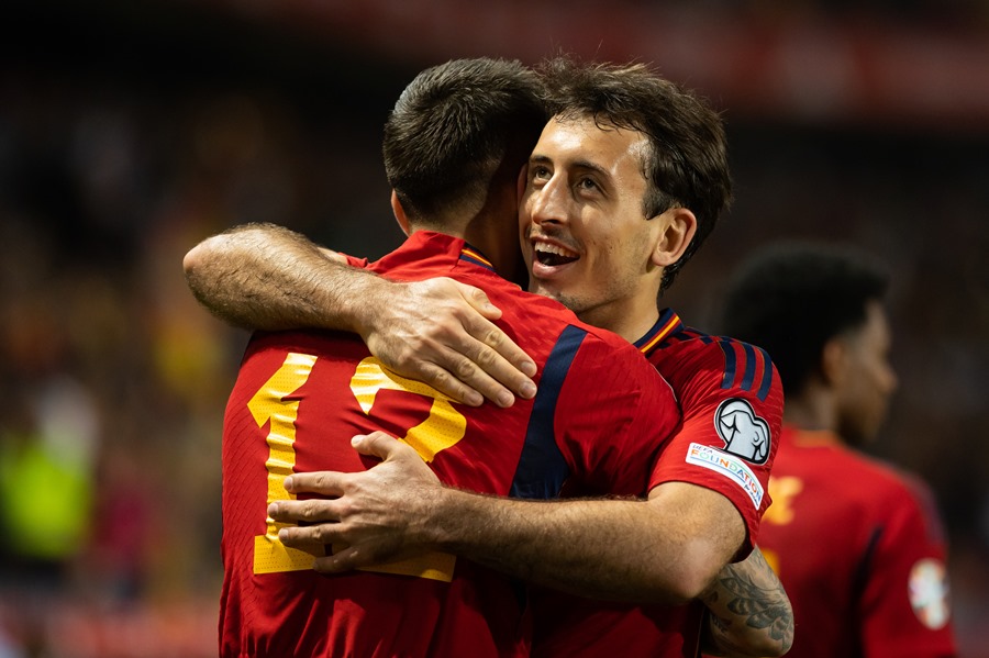 El delantero de la selección española de fútbol Joselu (i) es felicitado por Mikel Oyarzabal tras marcar el tercer gol ante Noruega. Hoy España se enfrenta a Escocia