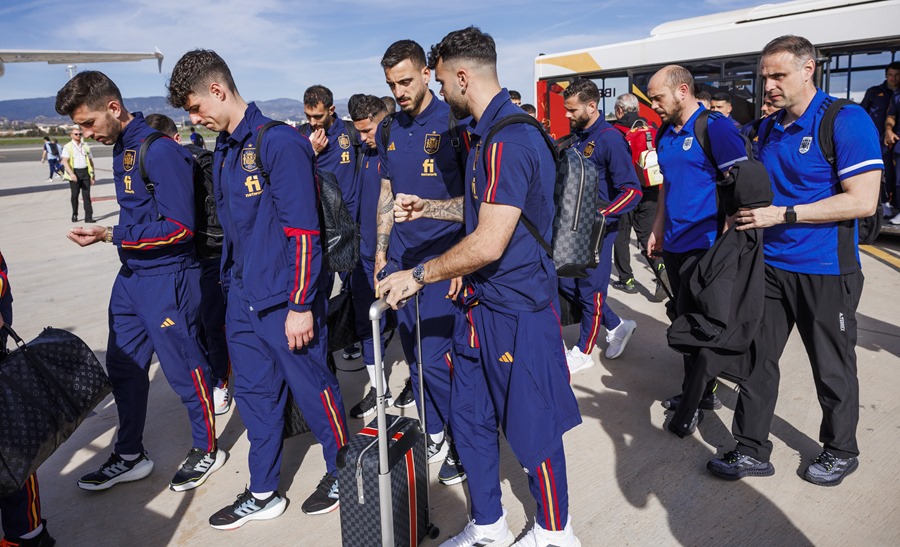 Los jugadores de la selección española de fútbol en el aeropuerto de Málaga-Costa del Sol con destino a Glasgow, para enfrentarse a Escocia.