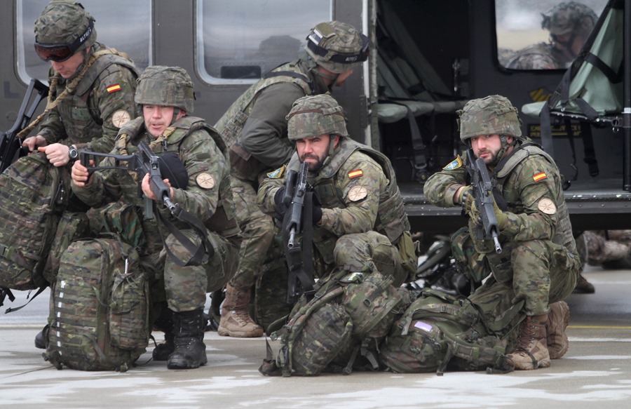 Soldados españoles del grupo de combate en la base aérea Lielvarde (Letonia).