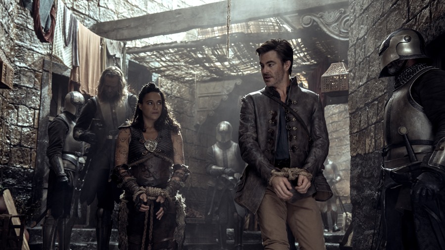 Chris Pine y Michelle Rodríguez aterrizan en los estrenos de cine al frente de "Dungeons and dragons: honor entre ladrores".