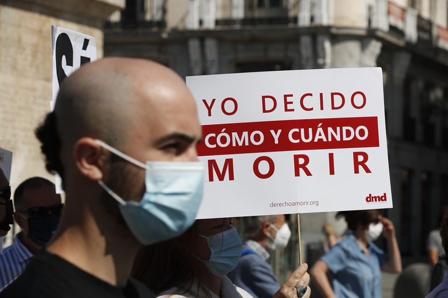 Miembros de la plataforma Derecho A Morir Dignamente durante una concentración para celebrar la legalización de la eutanasia en España.