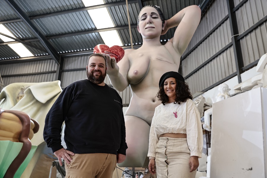 El artista fallero Raúl Martínez  ha creado "Pit" (Pecho en valenciano), la falla  que cuenta la historia de Cristina Gómez, y la de muchas mujeres que se enfrentan al cáncer de mama. 