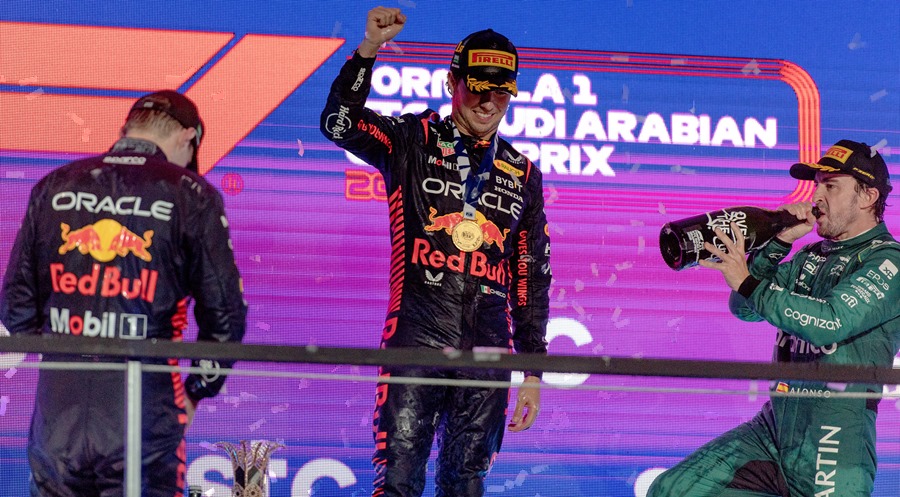 El piloto Sergio Pérez (c), vencedor del Gran Premio de Arabia Saudí, junto al segundo Max Verstappen (i), y el español Fernando Alonso, en tercera posición. 
