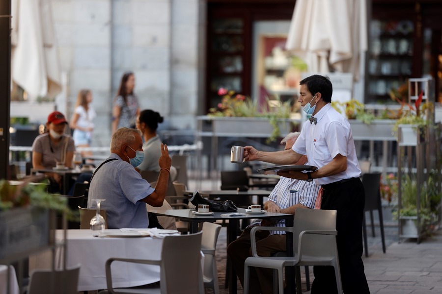Un camarero trabaja en una cafetería del centro de Madrid. Los fijos discontinuos encuentran más estabilidad