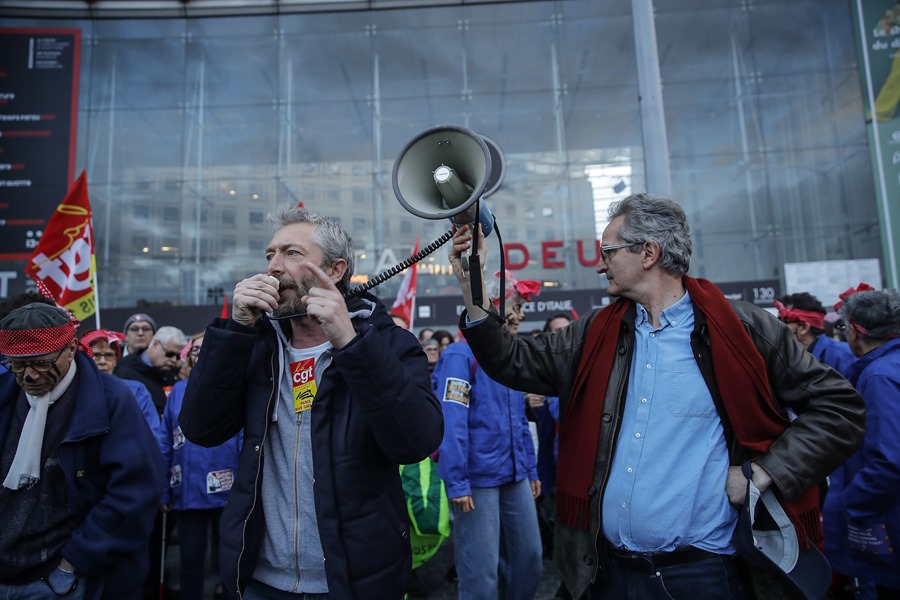 Manifestantes durante las protestas por la reforma de las pensiones en París, Francia. 