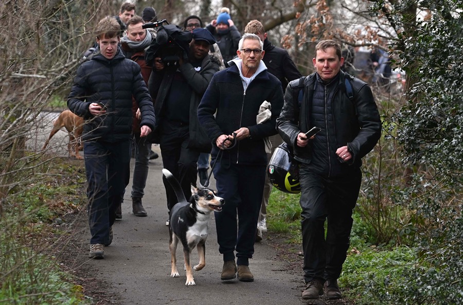 El presentador de la BBC Gary Lineker (c), rodeado de periodistas a la salida de su casa.