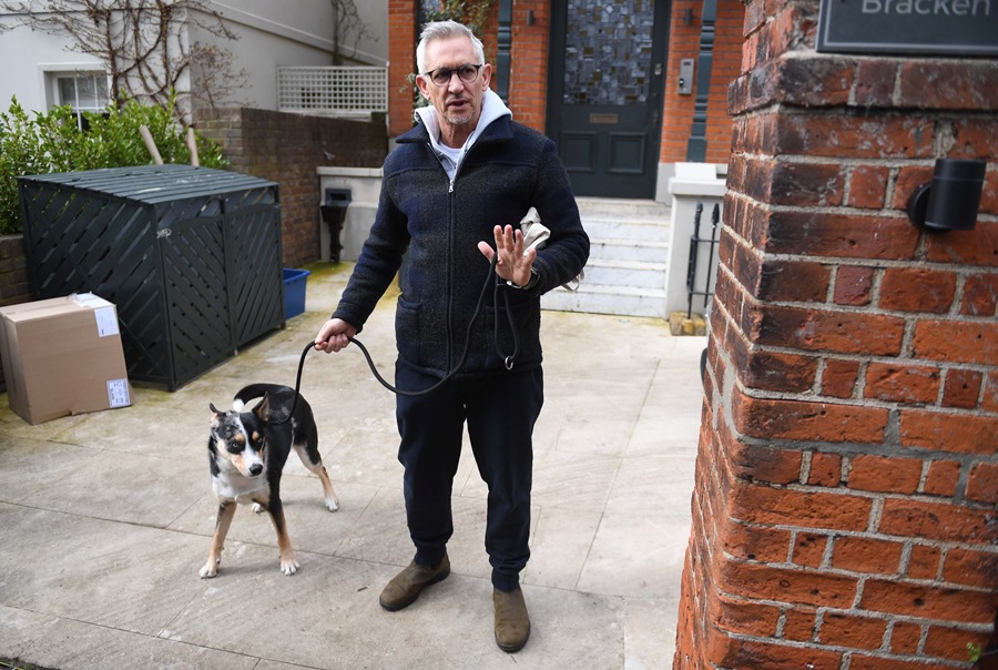 El exfutbolista y presentador de la BBC Gary Lineker, hoy en la puerta de su casa en Londres.